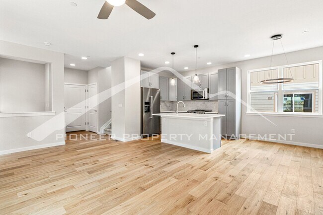 Building Photo - Beautiful Home with 2 Car Garage and Centr...