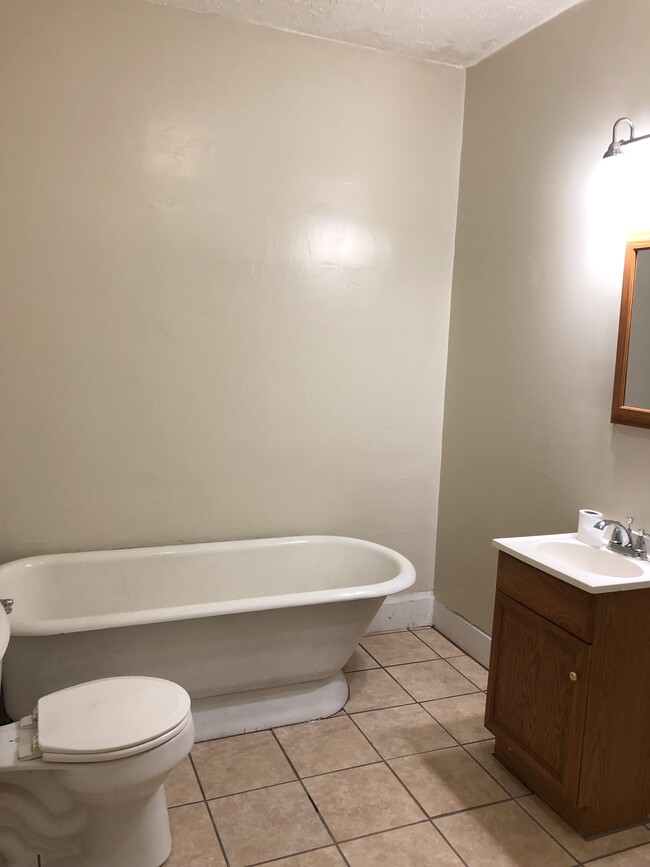 First floor bathroom - 932 E Park Ave