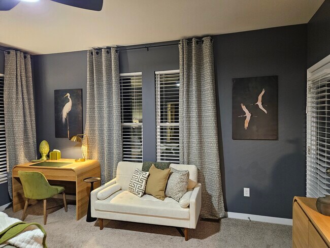 Zona de estar y un escritorio en la sala de abalorios - 7201 Hancock Chase Ct