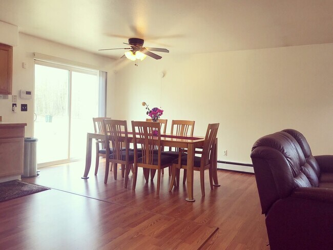 Foto del edificio - Centrally located 3 bed/2 bath Ranch style home with large oversized heated garage.
