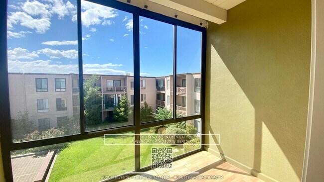 Building Photo - Exceptionally Remodeled Top-Floor Bright S...