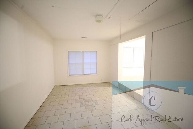 Foto del edificio - Move in special $800!! Recently renovated ...