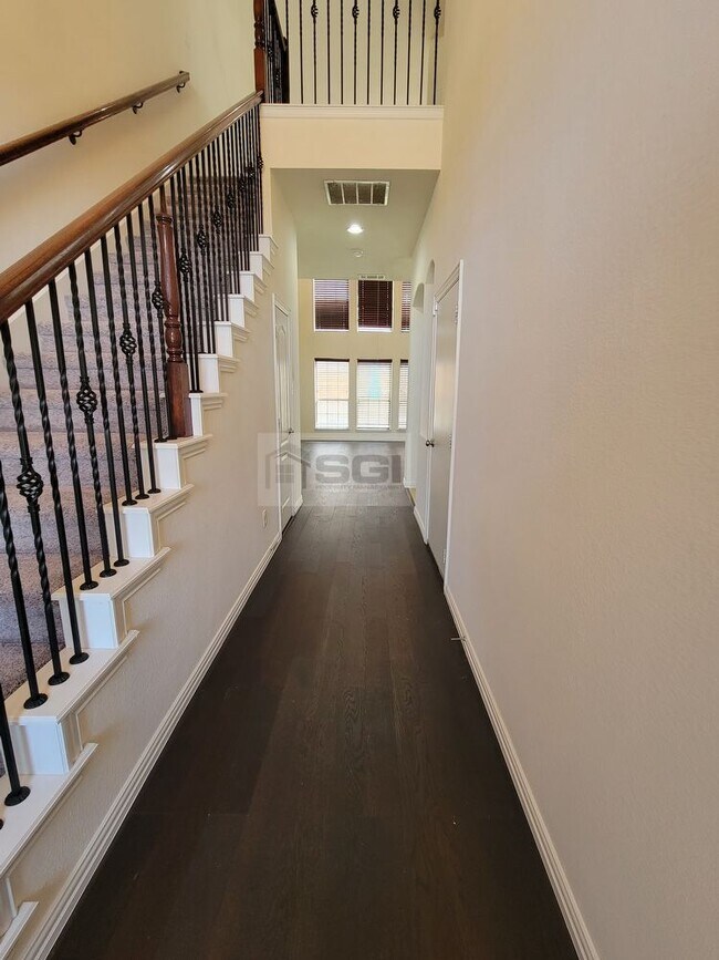 Building Photo - Fantastic 3 Bed Townhouse