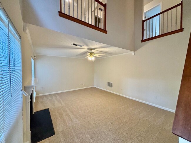 Building Photo - 3399 Benthollow Ln