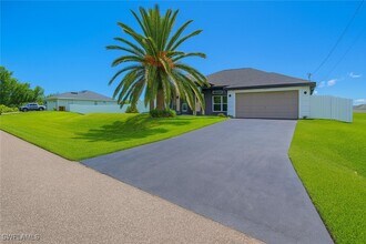 Building Photo - 4000 NE 9th Ave