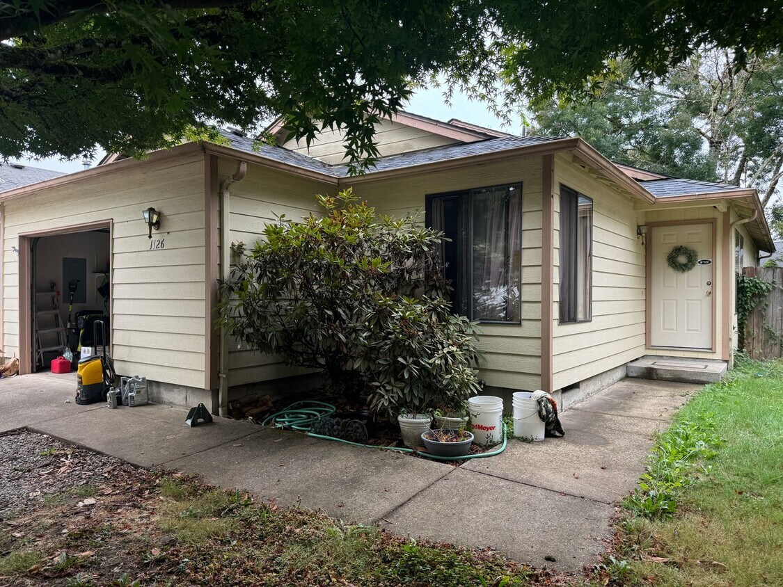 Building Photo - Cute and Comfortable Two Bedroom Home in C...