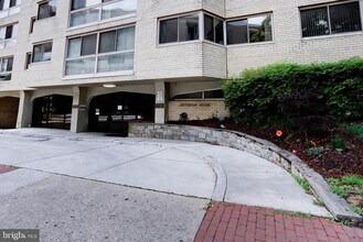 Building Photo - 922 24th St NW