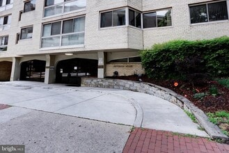 Building Photo - 922 24th St NW