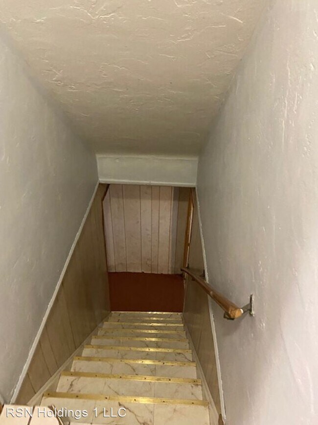 Building Photo - 3 br, 1 bath House - 380 E 264 Th St