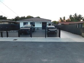 Building Photo - 330 NW 43rd Pl