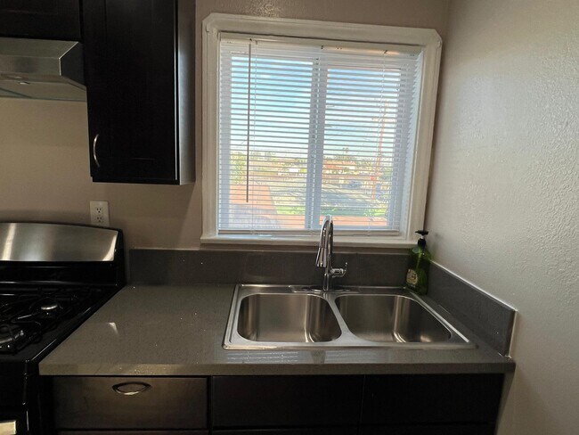 Fregadero nuevo de cocina - 3827 Grand Ave