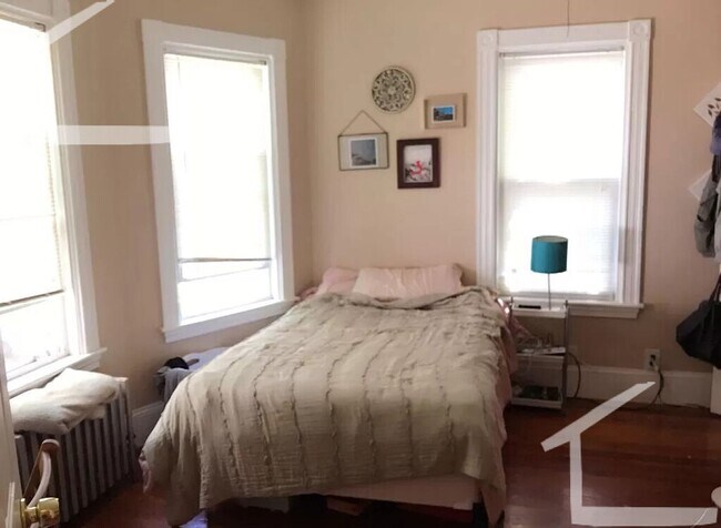 Building Photo - Large 5 Bed 2 Bath in Roxbury