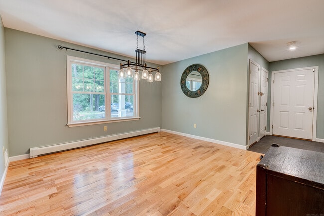 UL Dining Romm - 404 Bassetts Bridge Rd