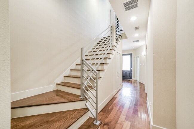 Building Photo - 5425A Hidalgo St