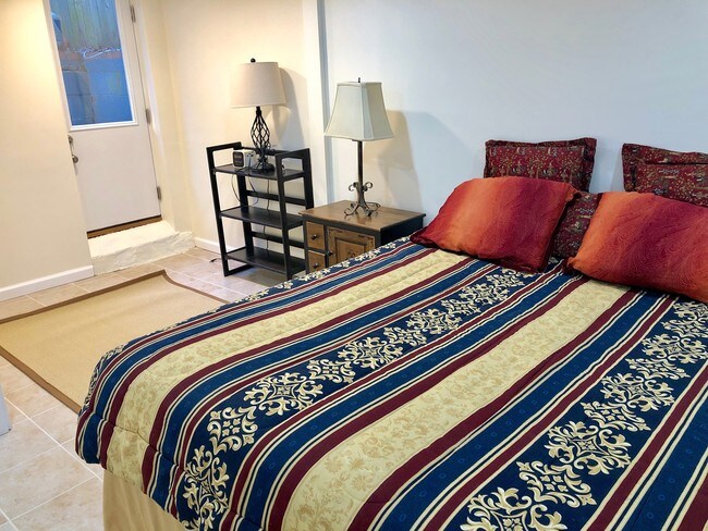 Dormitorio espacioso con puerta al jardín trasero. - 408 5th St SE