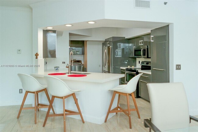 Foto del edificio - 3215 NE 184th St