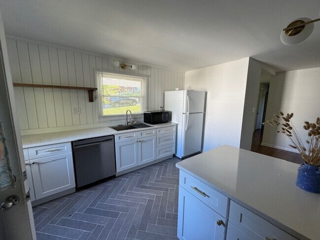 Foto del edificio - 4 Bedroom Remodeled House off Old Forest Road
