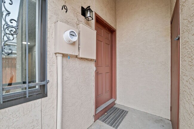 Foto del edificio - Great 2 bed 2 bath town house centrally lo...