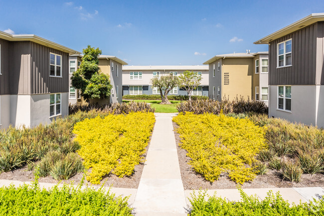 Gardens - Hollypark Knolls Apartments