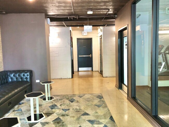 Foto del edificio - 6134 N Kenmore Ave