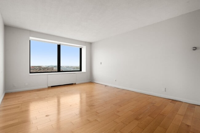 Building Photo - 85 E India Row