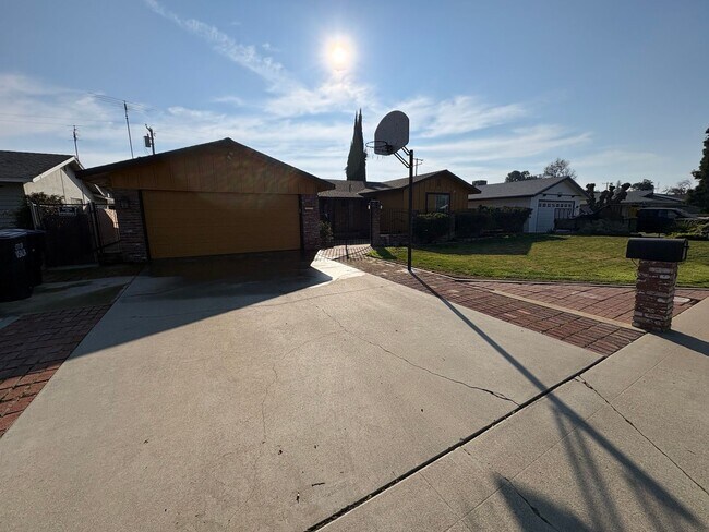 Building Photo - SW Visalia home available soon