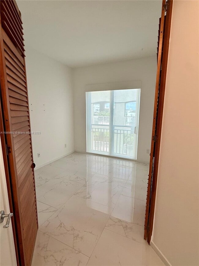 Foto del edificio - 140 Meridian Ave