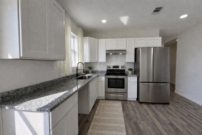 Foto del edificio - 301 E 3rd St