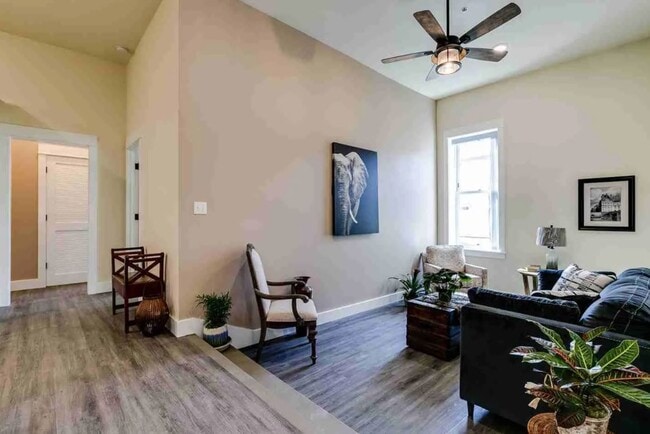 Foto del edificio - 607 E Main St