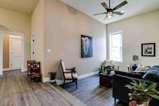 Building Photo - 607 E Main St