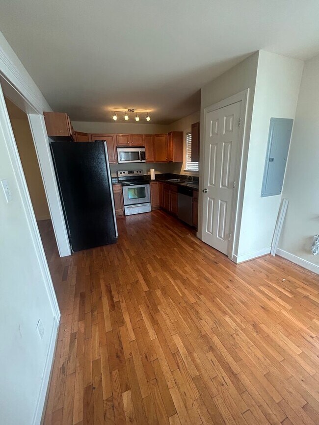 Building Photo - Roomy 3 Bedroom | 2.5 Bath Near VCU