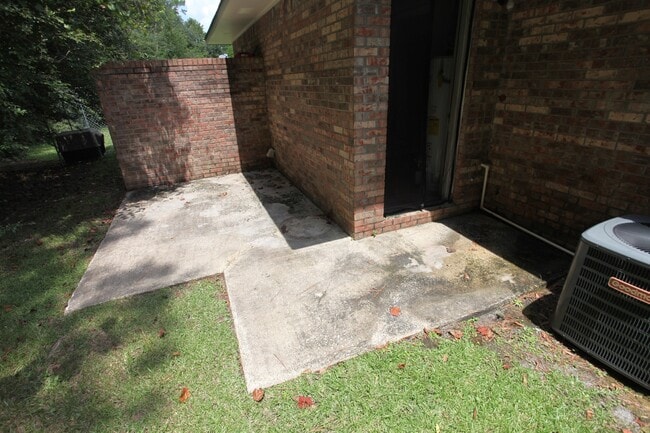 Building Photo - 2B/1B Duplex - Available August 2026!