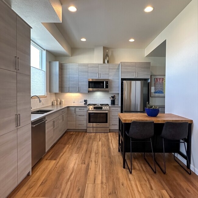 Building Photo - 870 Cimarron Dr