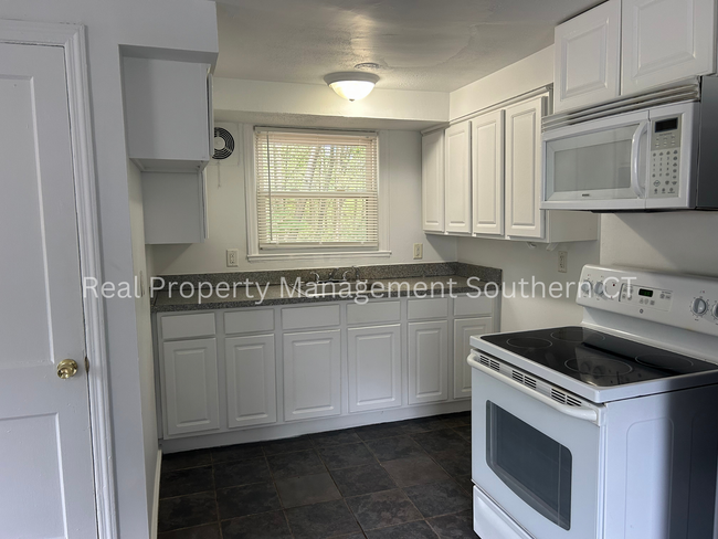 Building Photo - 2 bed 1 bath Townhouse Style Apartment in ...