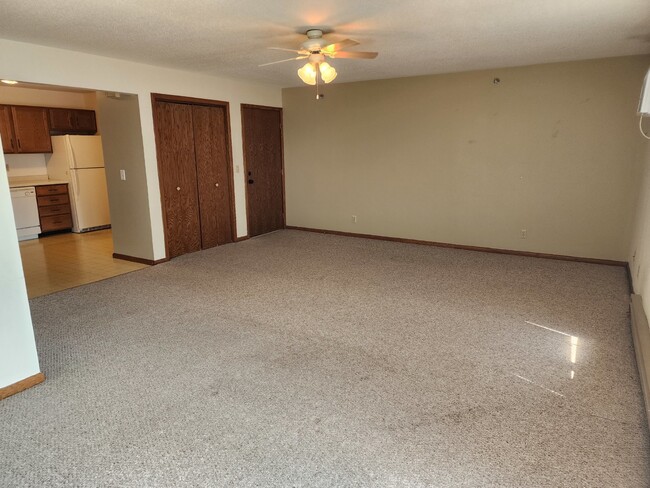 Building Photo - Large 2 Bedroom, 1 Bathroom Apartment with...