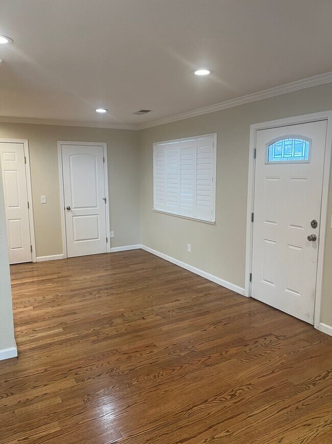 Building Photo - Beautiful Single Level 5 Bedroom 2 Bathroo...