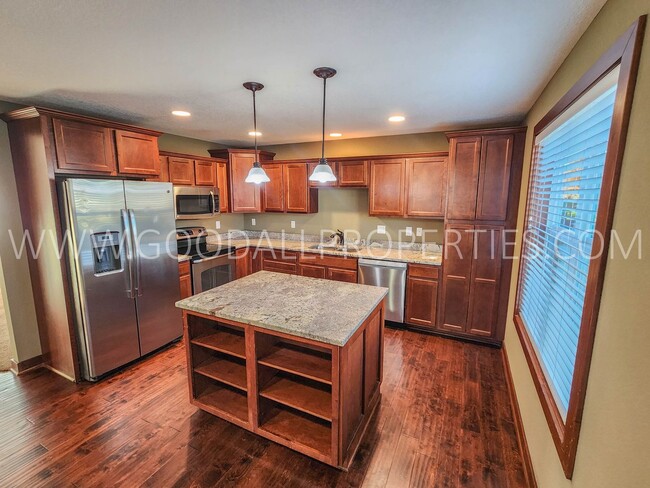 Building Photo - 4 bedroom home a block east of Centennial ...