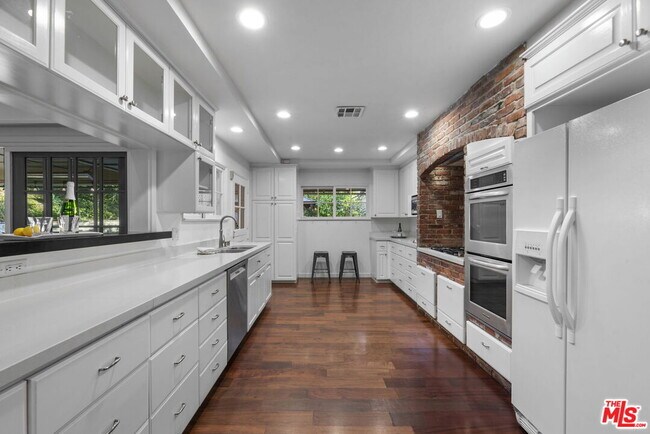 Building Photo - 360 N Kenter Ave