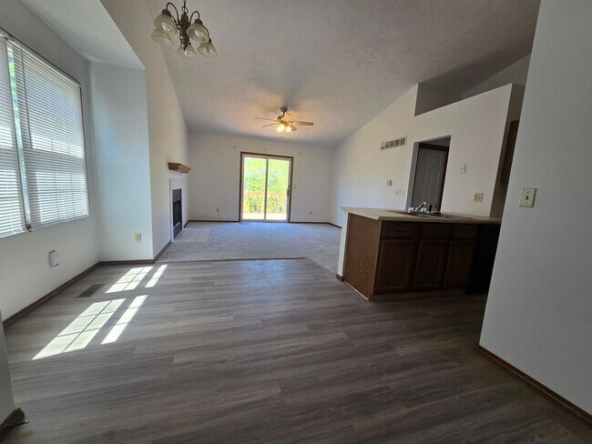 Foto del edificio - 3 Bedroom 2.5 Bathroom Duplex in Bloomington