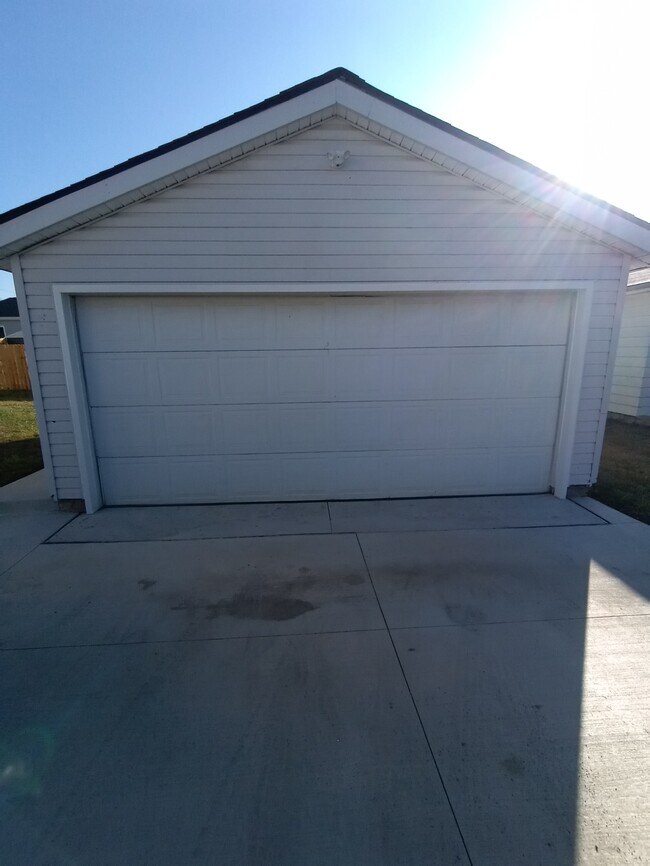 GARAGE - 825 Tremont Ave SW