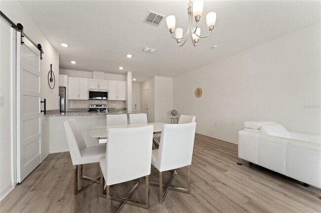 Foto del edificio - 697 Stoney Pointe Cir