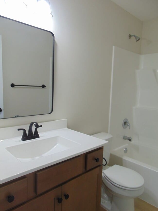 Building Photo - New Modern 3 Bed 2 Bath House