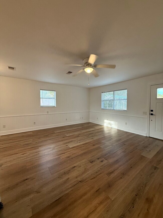 Amplia sala de estar - 235 Waterside Ln