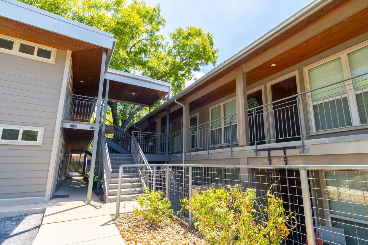 Primary Photo - One bedroom condo in an Unbeatable Location!!