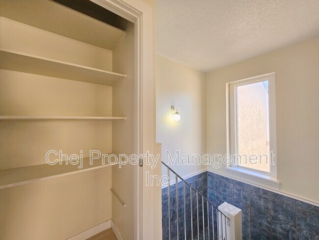 Building Photo - 140 Royal Terrace NW