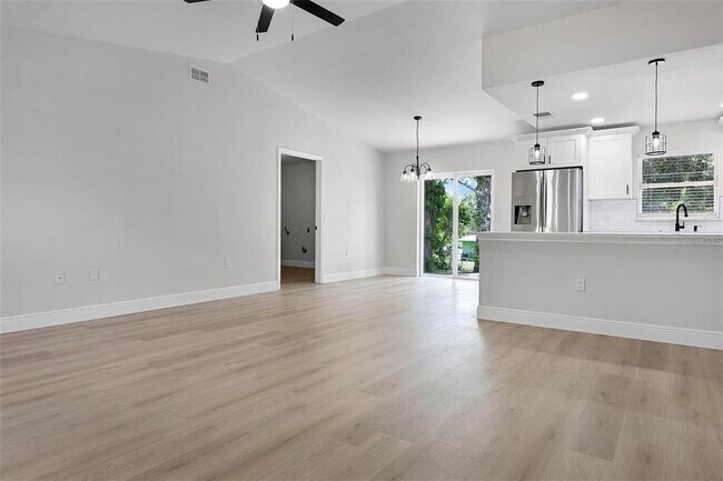 Foto del edificio - 245 NorthRicklynn Ave