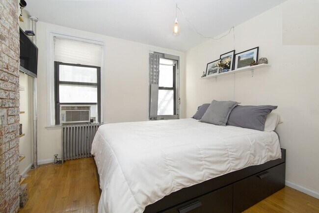 Building Photo - 403 E 12th St