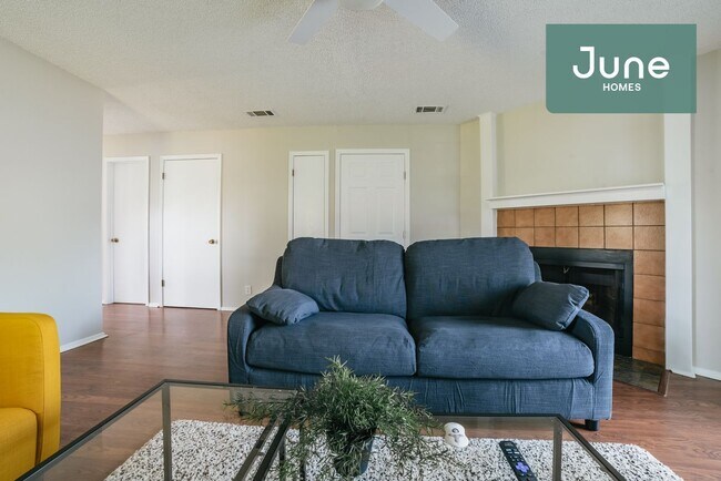Building Photo - ROOM ONLY in 3-bed/2.5-bath Home