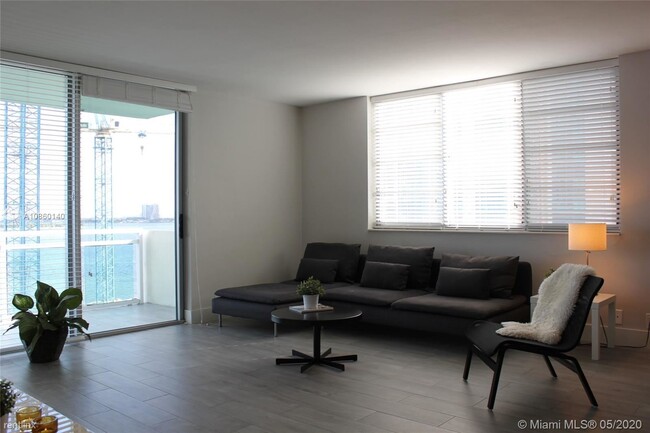 Building Photo - 1 br, 1 bath  - 3301 NE 5th Ave Apt 804