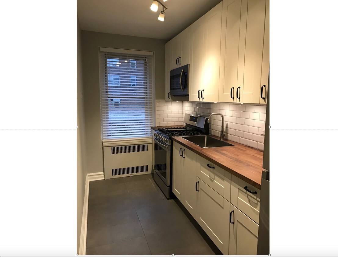 Kitchen with all new appliances - 1900 Quentin Rd